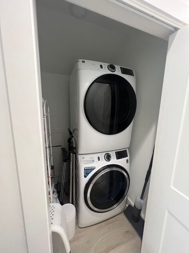 Building Photo - New Renovated 5bd/2ba Near Campus with Sha...