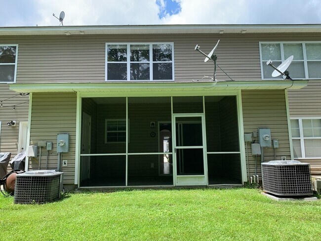 Building Photo - Beautiful town home in Summerville