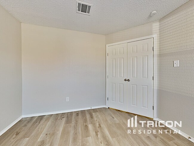 Building Photo - 208 Vivian Dr