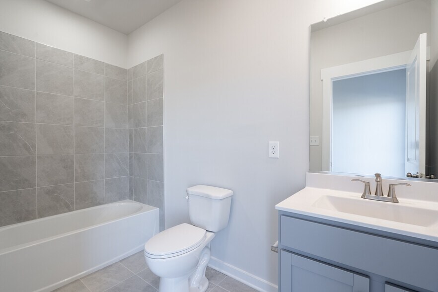 Bath #2/3 - 3446 Carlton St