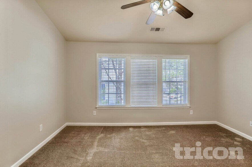 Building Photo - 4014 Howell Park Rd