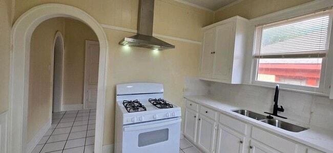 Building Photo - Available Now! 1 Bedroom 1 Bath Within Wal...