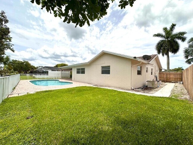 Building Photo - 1292 Essex Dr
