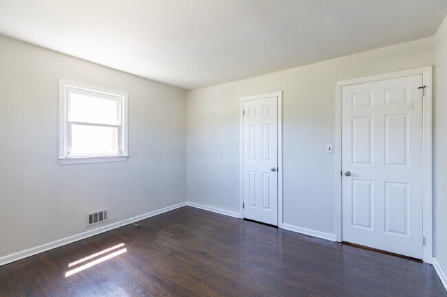 Building Photo - 4 bedrooms 1 bath