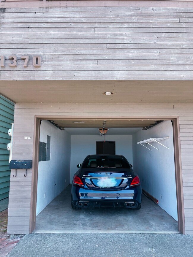 COVERED GARAGE - 1370 Alki Ave SW