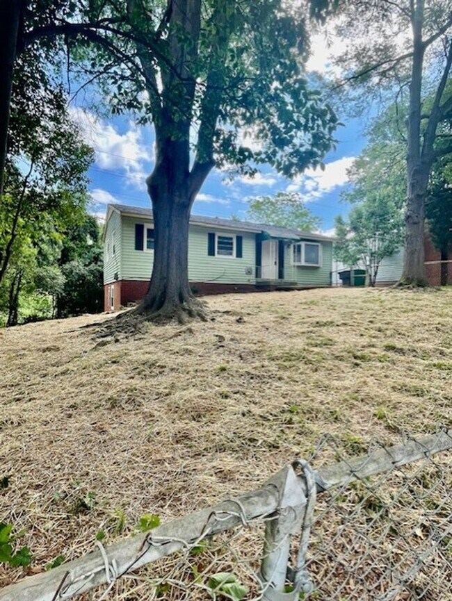 Building Photo - Spacious 5 Bedroom 2 Bath. This Home is Located in the Smallwood Community.