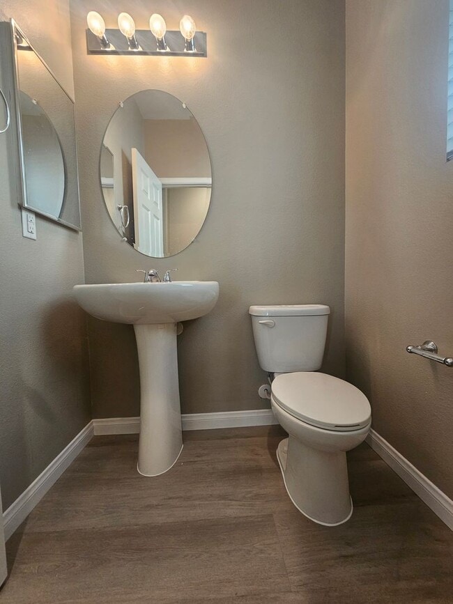 Building Photo - Gorgeous Spacious 3-Bedroom Home Now Avail...