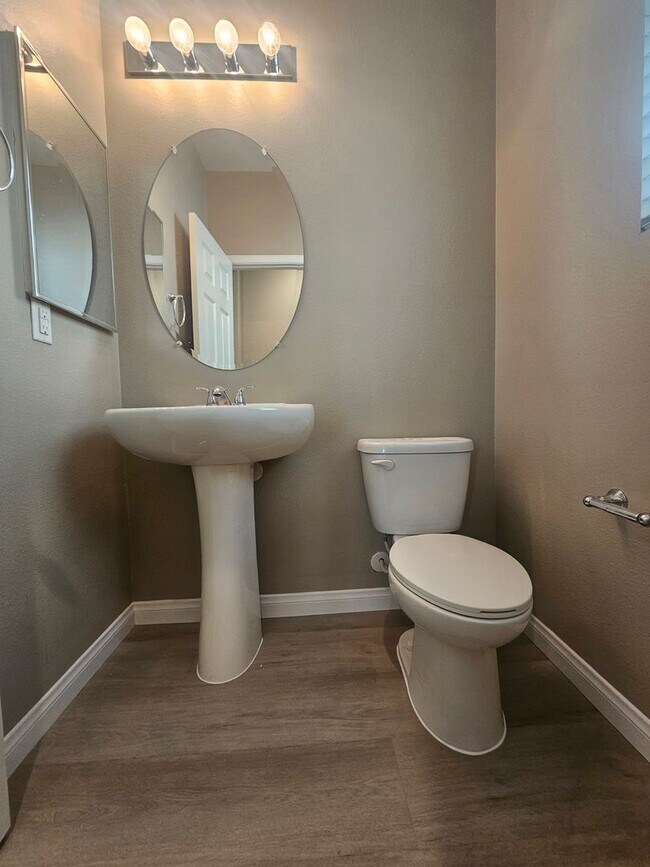 Building Photo - Gorgeous Spacious 3-Bedroom Home Now Available