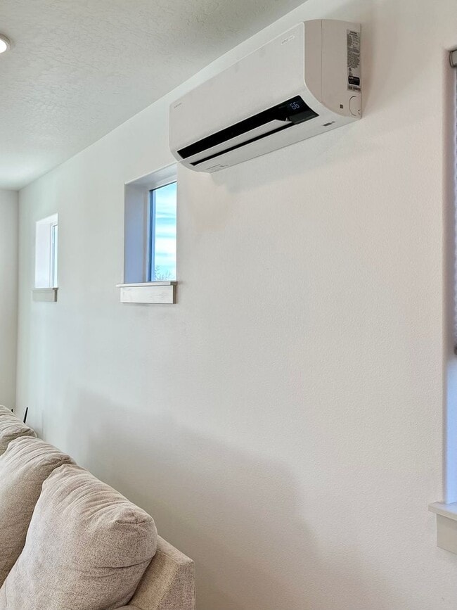 Building Photo - Bright & Modern in NW Redmond