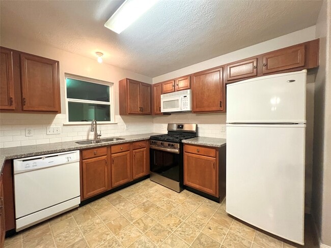 Building Photo - 6415 Mountain Pines Ln
