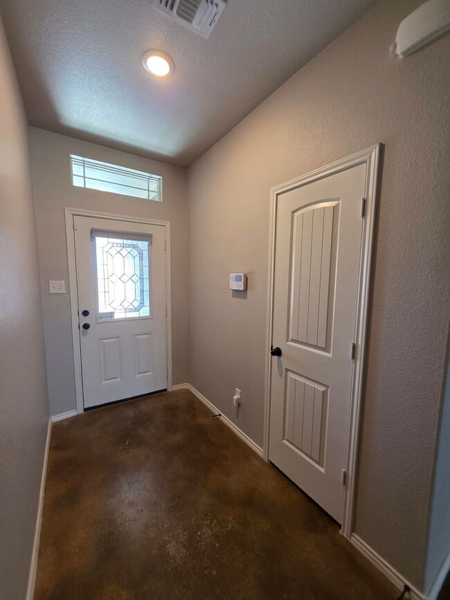 Building Photo - 5 Bedroom 2.5 Bath home off Bunny Trail Killeen