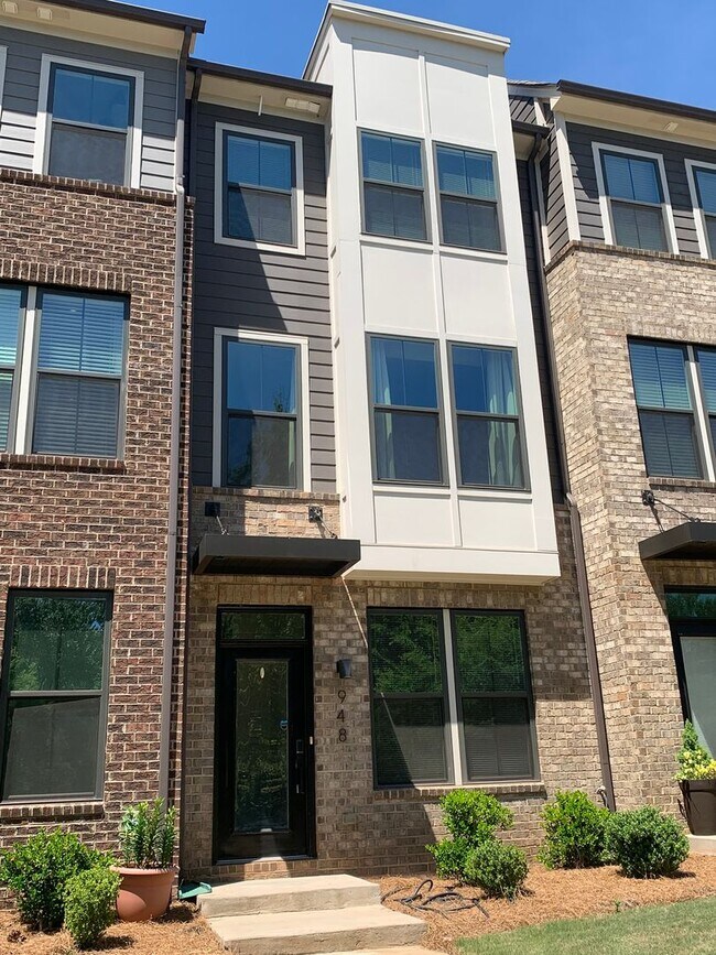 Building Photo - Beautiful Three Bedroom Townhouse!