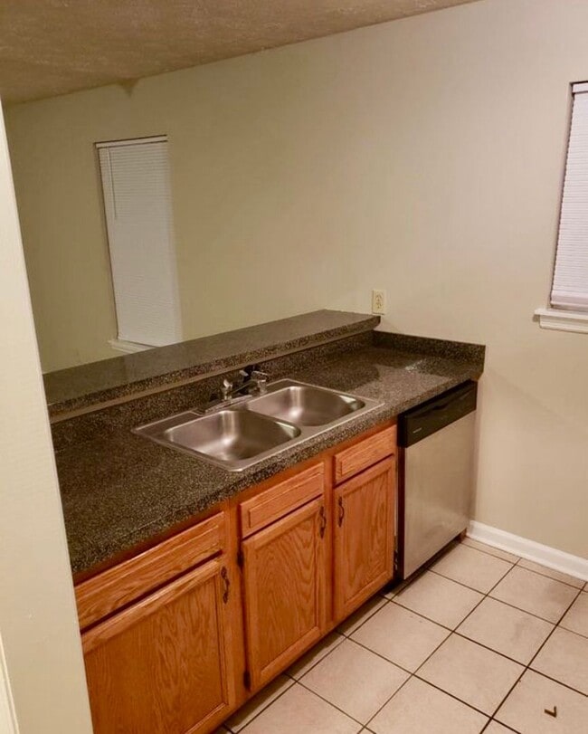 Building Photo - 2 Bedroom Off Richmond Road! ALL ELECTRIC!