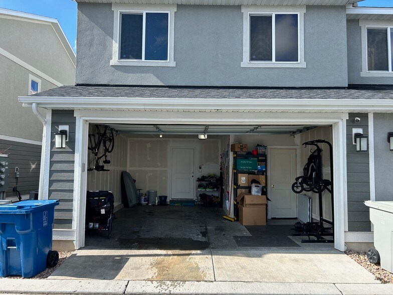 garage with office room - 492 N Trident Dr