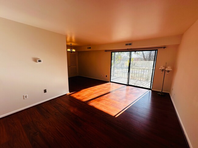 Spacious living room - 601 College Park Dr