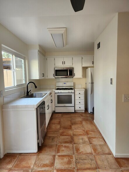 Bright Kitchen - 3614 Seacrest Way