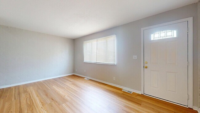 Building Photo - Elyria - fully updated two bedroom townhouse for rent!