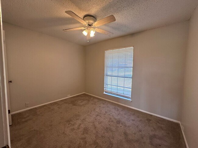 Building Photo - BEAUTIFUL WOOD FLOORING IN THIS 3 BR IN FO...