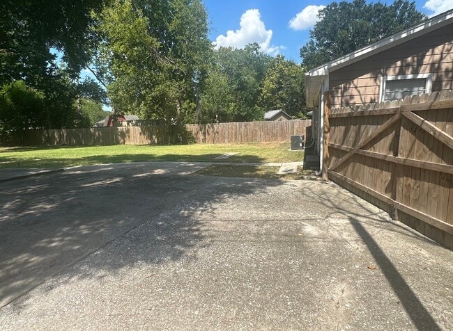 Building Photo - 8 Lanes End