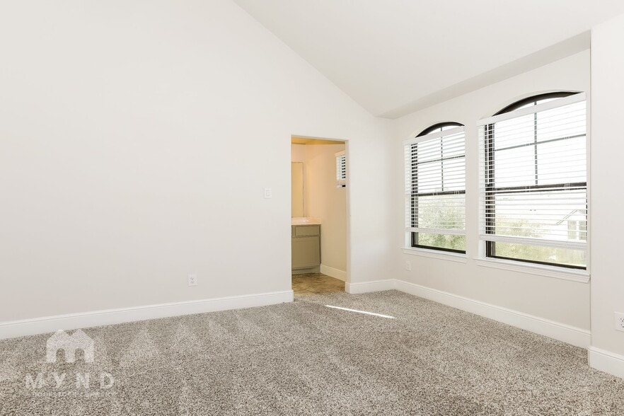 Building Photo - 30627 S Creek Way