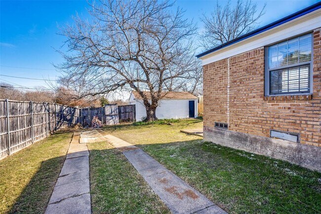 Building Photo - 1026 Cliffdale Ave
