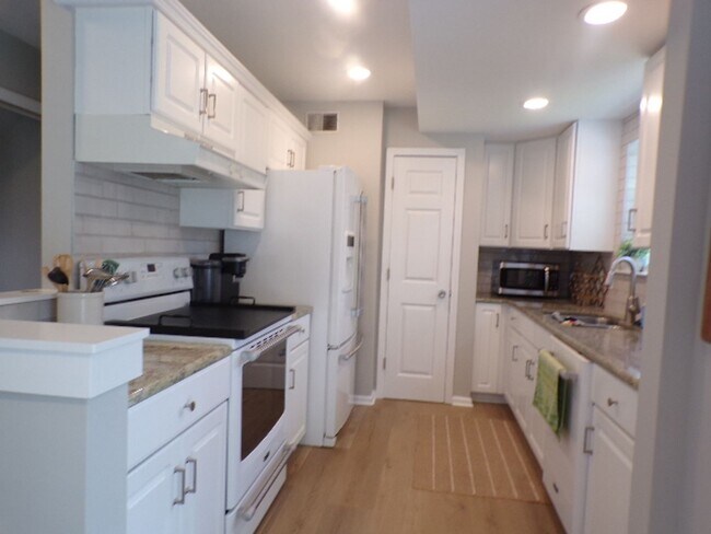 Building Photo - Adorable Home Located In Yacht Cove