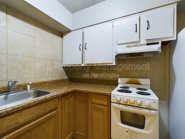 Building Photo - 15112 Bellaire Ave