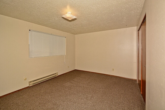 Building Photo - 2 bedroom 1.5 bath with a carport & backyard