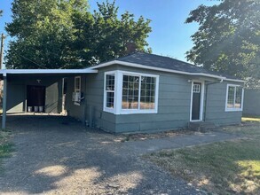 Building Photo - Clean 2 Bedroom Home With Air Conditioner ...