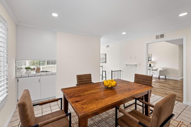 Building Photo - 464 Edelweiss Dr