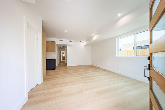 Building Photo - 1013 S Citrus Ave