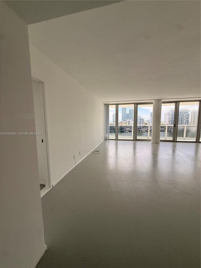 Building Photo - 900 Bay Dr