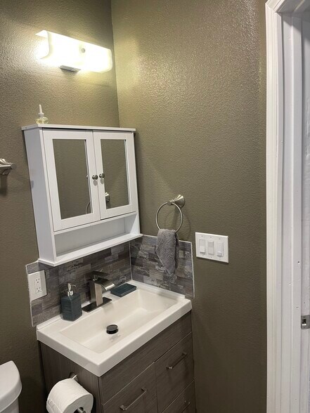 Building Photo - 2529 Crommelin Ave