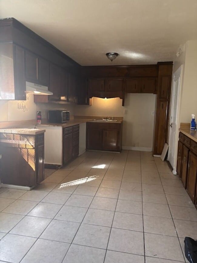 Building Photo - 1735 Woody Dr