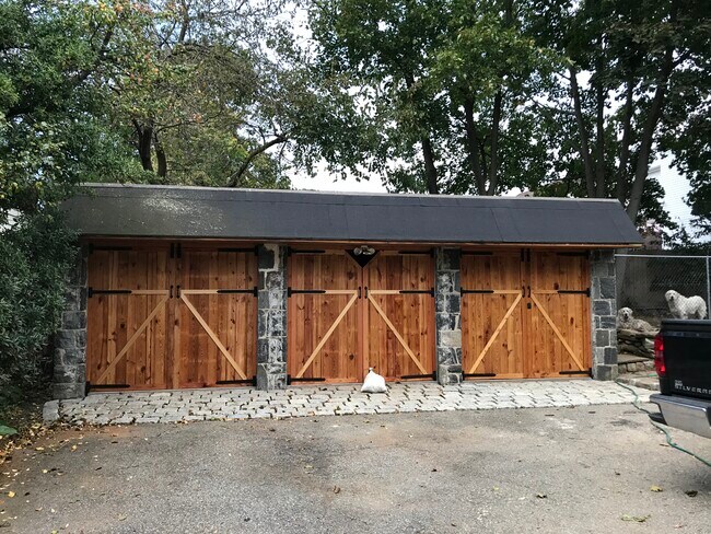 Building Photo - 346 King St