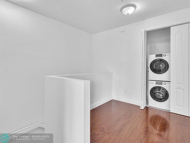 Building Photo - 563 NW 35th Pl