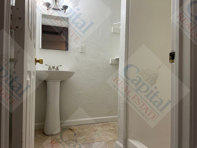 Building Photo - Large 4 Bedroom Home