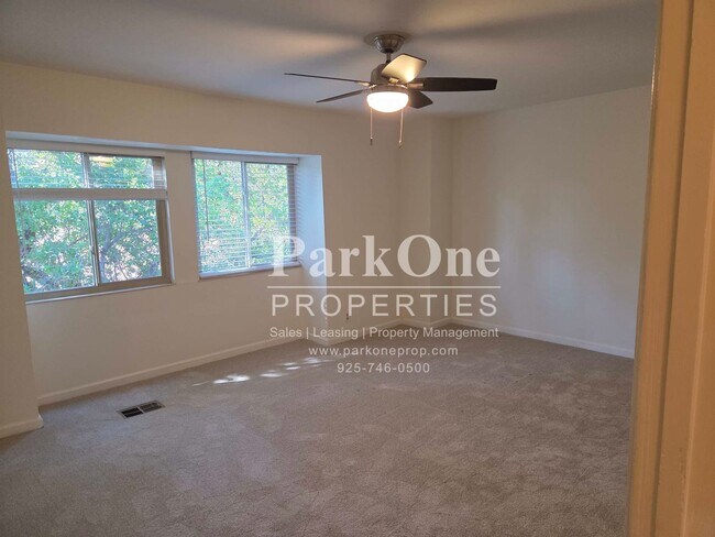 Building Photo - Cozy Skywest Townhome