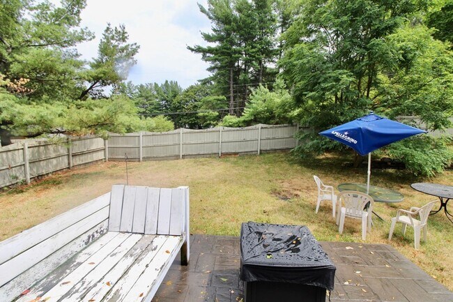 Building Photo - 706 Greenbriar Dr