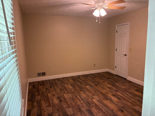 Building Photo - Room in House on Karl Ct