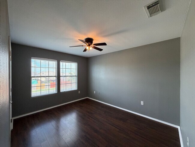 Building Photo - TWO STORY 5 BEDROOM 3 BATH HOUSE WITH SPA