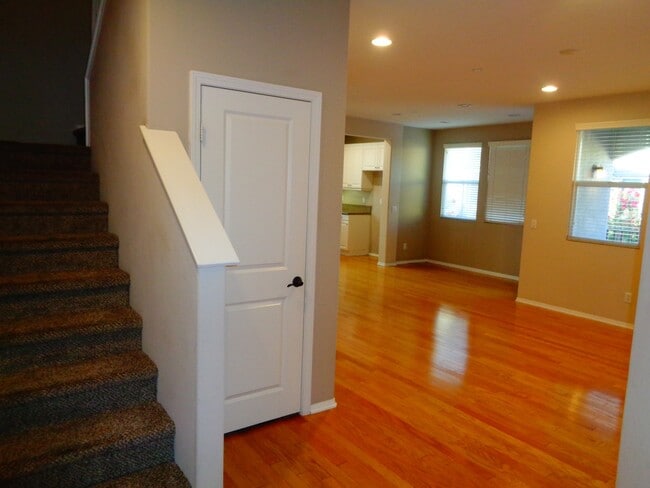 Building Photo - 3 Bed 3 Bath Condo for Rent at the Whittie...