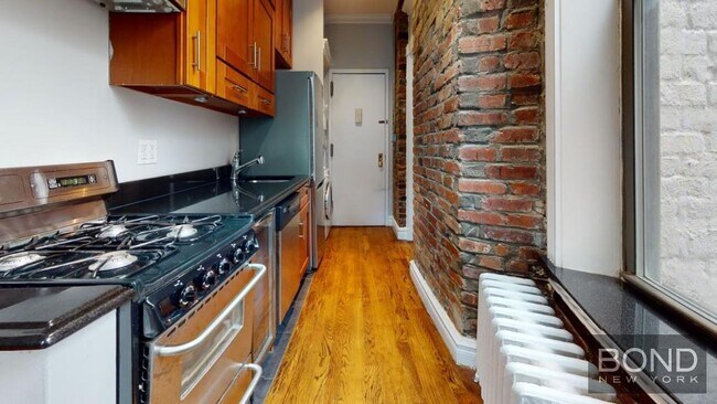 Primary Photo - 432 E 13th St