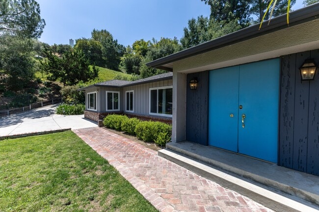 Building Photo - 1290 Clubhouse Dr