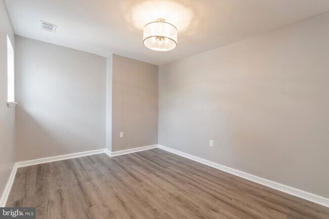 Building Photo - 515 W Girard Ave