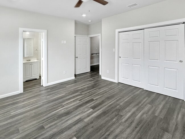 Building Photo - 3213 Chenault St