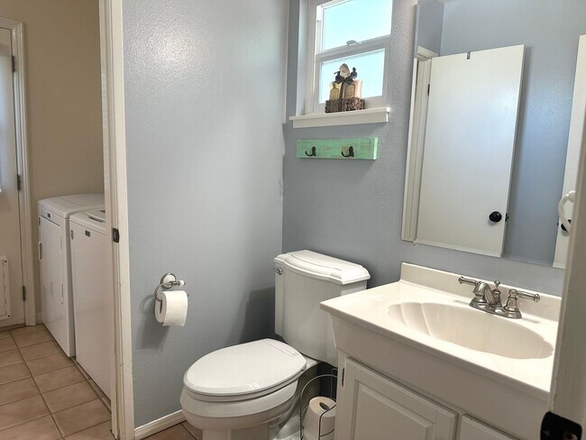 Building Photo - READY NOW! 3+1.5 City of Tehachapi - **SOL...
