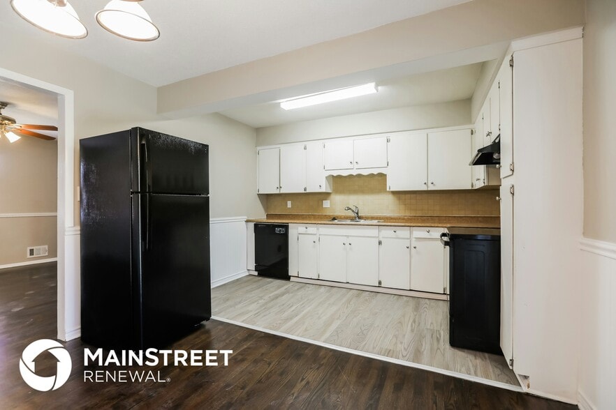 Building Photo - 2900 S Linwood Ave