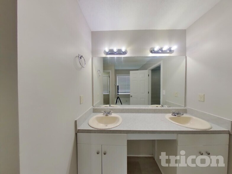 Building Photo - 1194 Eagles Pass