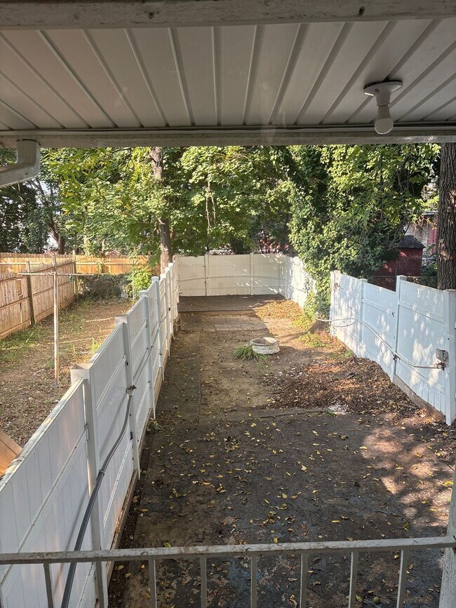 Building Photo - 2-3 Bedroom 1 Bath House-York City SD